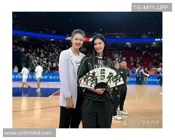 与足球明星同款合影的女性魅力瞬间展现你也能成为焦点
